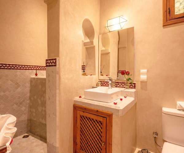Patio interior de Dar Azal, riad tradicional en la medina de Marrakech con decoración marroquí auténtica