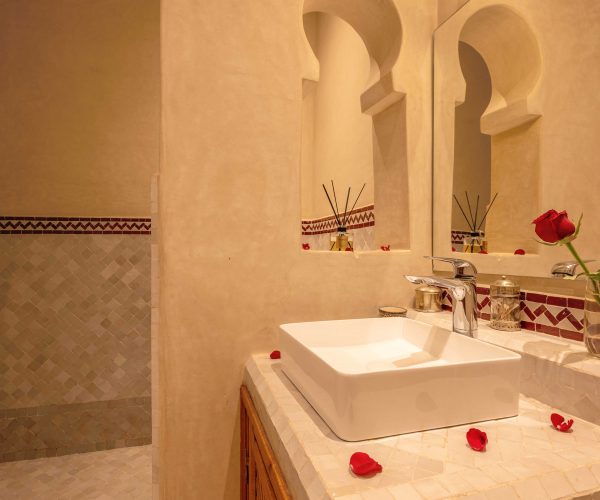 Patio interior del riad íntimo Dar Azal en la medina de Marrakech, decorado con azulejos tradicionales marroquíes