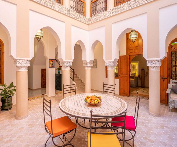 Patio interior de Dar Azal, riad boutique tradicional en la medina de Marrakech con decoración marroquí auténtica