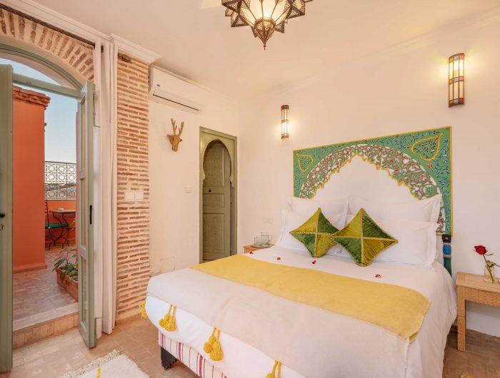 Patio interior tradicional de riad privado en la medina de Marrakech con decoración marroquí auténtica