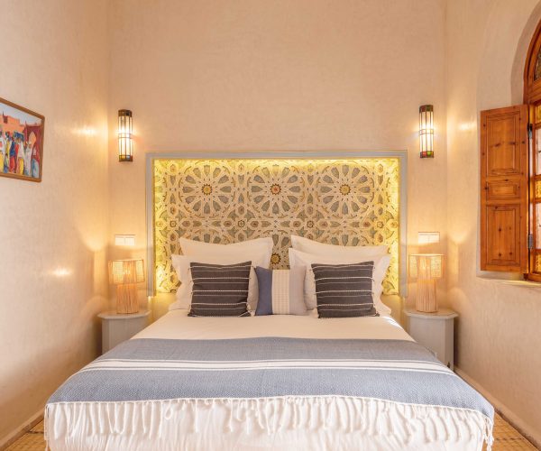 Patio interior de Dar Azal, riad romántico en la medina de Marrakech con decoración tradicional marroquí